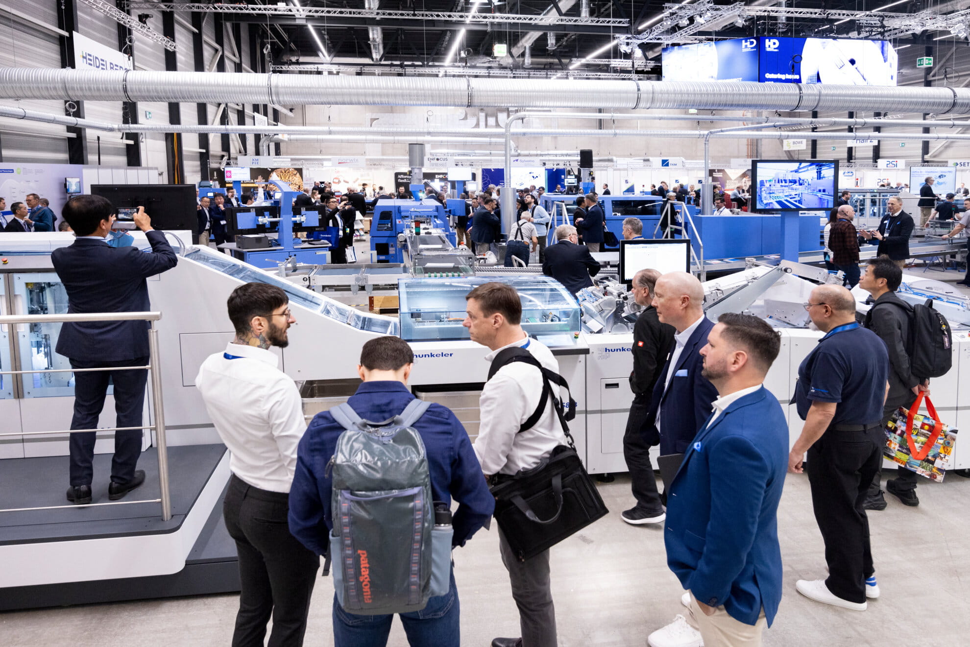 Hall 1, visitors in front of Starbook book solution.
